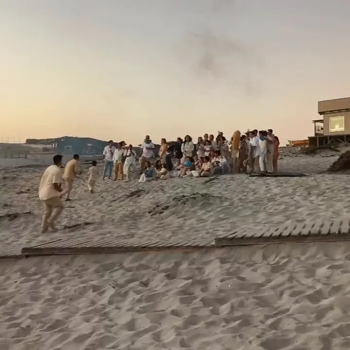 Fiesta en la playa al atardecer