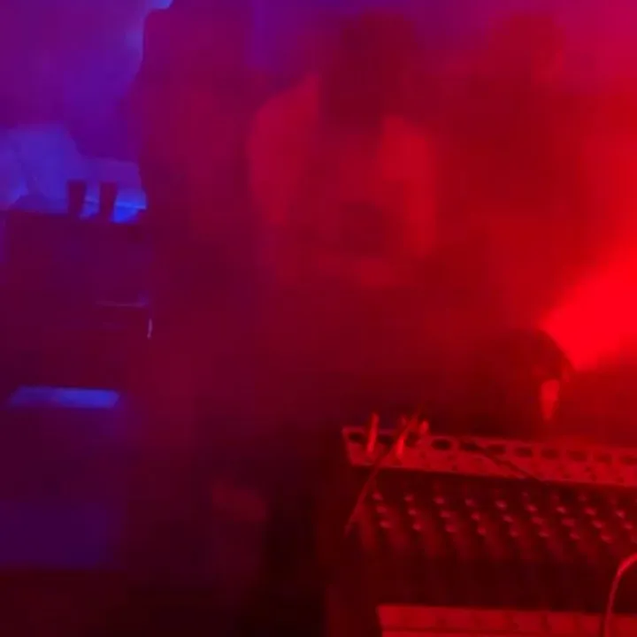 Escenario con humo y luces rojas