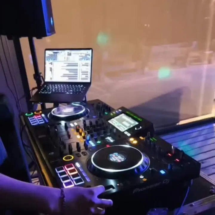 DJ mezclando en controlador