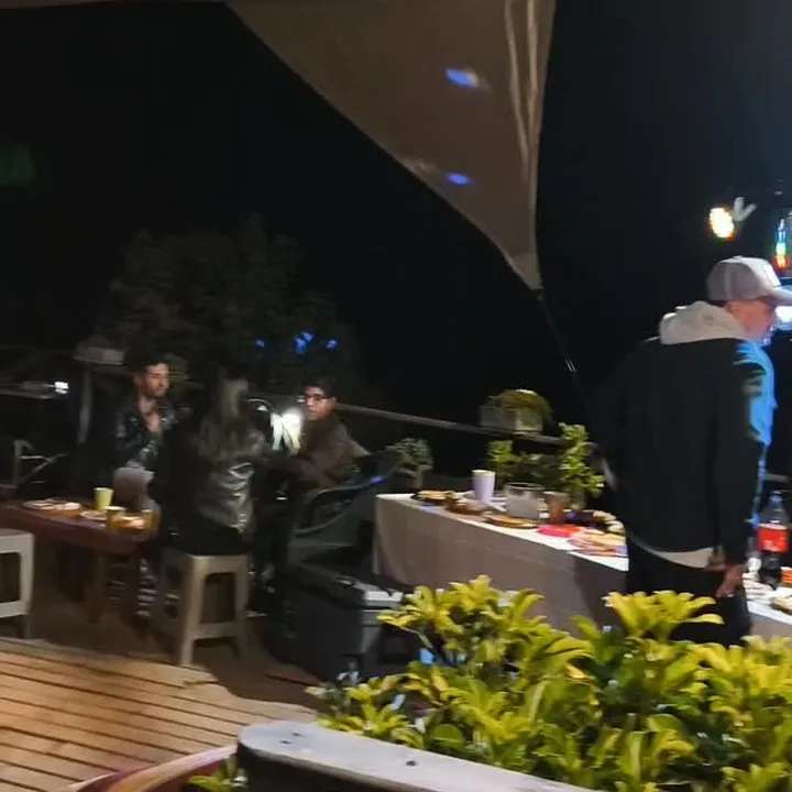 Evento en terraza de noche