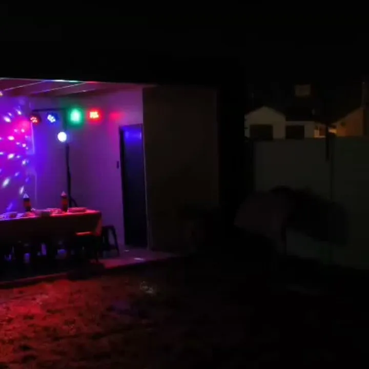 Salón iluminado con luces de colores